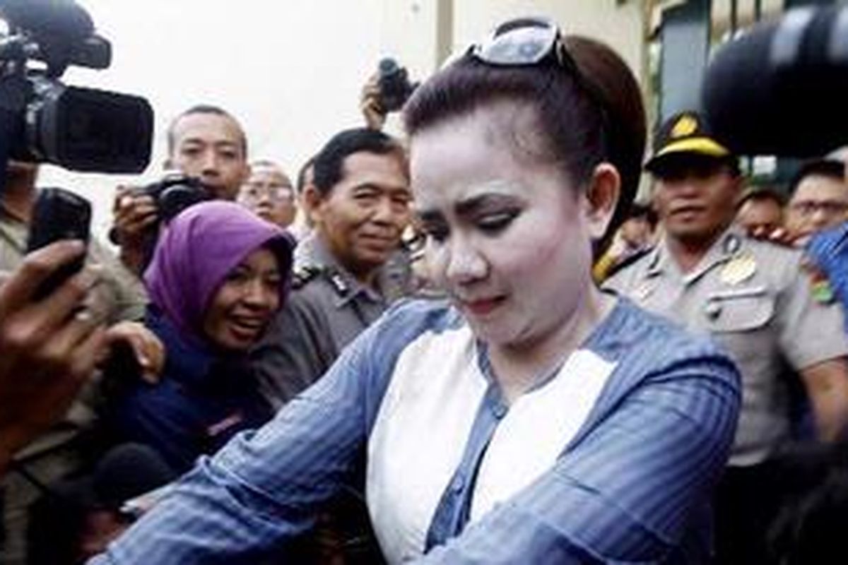Terpidana kasus suap dan gratifikasi, Artalyta Suryani alias Ayin, akhirnya bebas dari Lapas Wanita Tangerang, Jumat (28/1/2011). Bebasnya Ayin sempat tertunda sehari karena belum keluarnya surat keputusan Dirjen Lembaga Pemasyarakatan. Ayin menerima pembebasan bersyarat karena telah menjalani dua pertiga masa tahanan dari vonis empat tahun enam bulan.