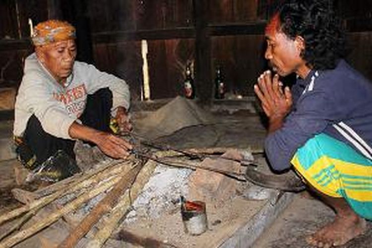 Tetua Dominikus Nenu (kiri) dan kerabatnya, Stanis Rande, menyalakan api di rumah adat mbaru embo di Kembang, Desa Langga Sai, Kecamatan Elar Selatan, Kabupaten Manggarai Timur, awal Agustus lalu. Kegiatan itu pertanda dimulainya lorang, ritual khusus tanda berkunjung sekaligus menerawang ujung perjuangan sang tamu.