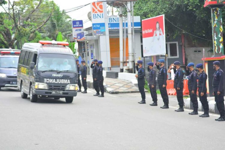 Anggota Brimob Polda Maluku memberikan penghormatan terakhir saat mobil Ambulans yang membawa jasad Iptu LT ke lokasi pemakaman melintas di kawasan itu, Minggu sore (4/4/2021)