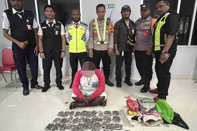 Seorang penumpang pesawat berinisial OO (22) berhasil diamankan lantaran kedapatan membawa ganja yang diperkirakan sebanyak 3,8 Kg di tempat pemeriksaan Barang SCP 2 (Xray 2) Bandar Udara Internasional Sentani, Kabupaten Jayapura, Papua, Senin (09/1/2023).