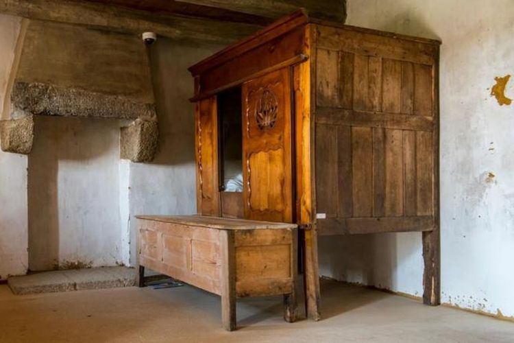 Sebuah lemari tempat tidur abad pertengahan di kawasan yang saat ini menjadi wilayah Brittany, Perancis.
