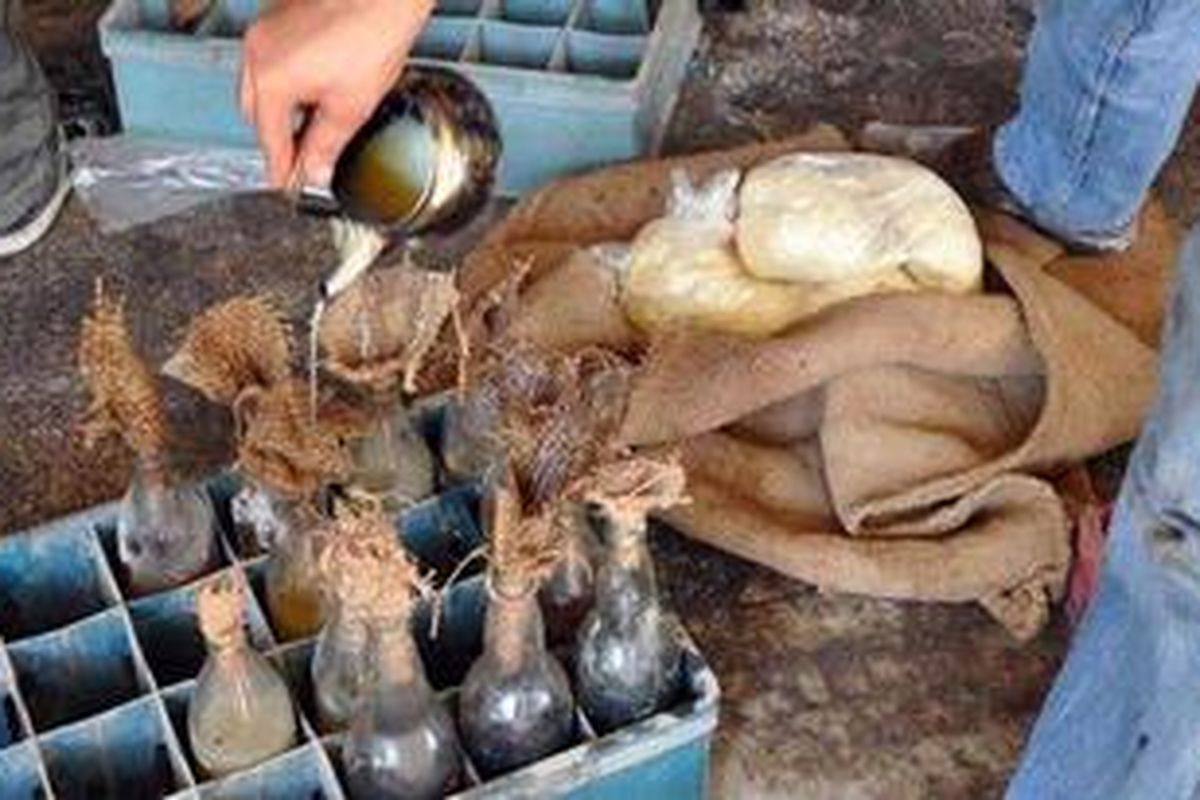 Petempur oposisi di Aleppo menyiapkan bom molotov untuk melawan tentara pemerintah, Rabu (25/7/2012). Pertempuran antara pasukan oposisi melawan pasukan pemerintah Presiden Bashar al-Assad di kota terbesar kedua Suriah itu semakin sengit.