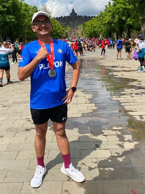 Alfa (45) berhasil menyelesaikan maraton 10 kilometer pertamanya di Borobudur Marathon 2023.