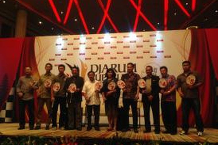 Para perwakilan tim berdiri dengan memegang hasil undian Djarum Superliga 2015 pada acara konferensi pers di Hotel Indonesia Kempinski, Rabu (21/1/2015).