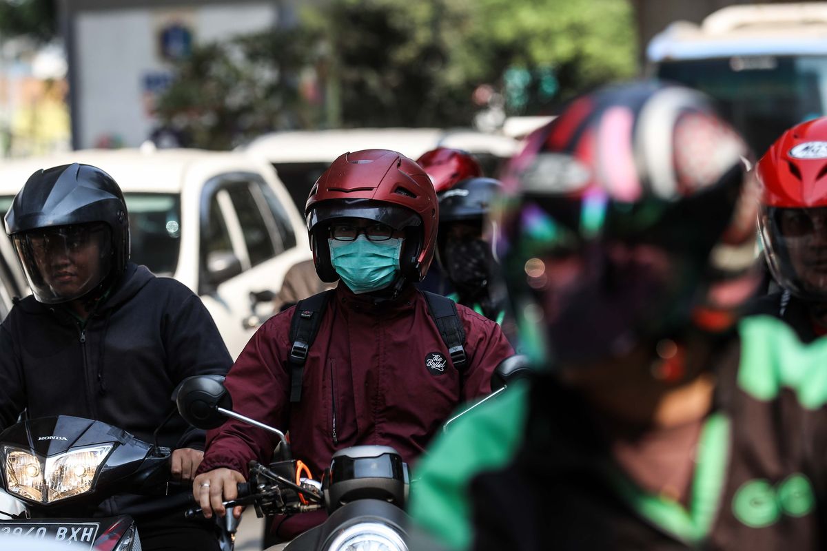 Kendaraan bermotor melintasi Jl. Prof. Dr. Satrio, Karet Kuningan, Jakarta Pusat, Kamis (1/8/2019). Berdasarkan data situs penyedia peta polusi daring harian kota-kota besar di dunia AirVisual, menempatkan Jakarta pada urutan pertama kota terpolusi sedunia pada Senin (29/7) pagi dengan kualitas udara mencapai 183 atau dalam kategori tidak sehat.