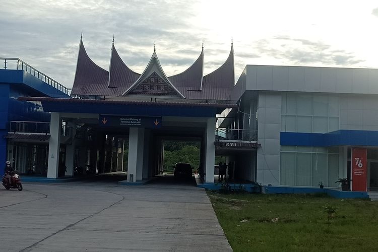Terminal Anak Air Padang Kamis (23/12/2021) mulai dioperasikan. Bus wajib masuk ke terminal ini
