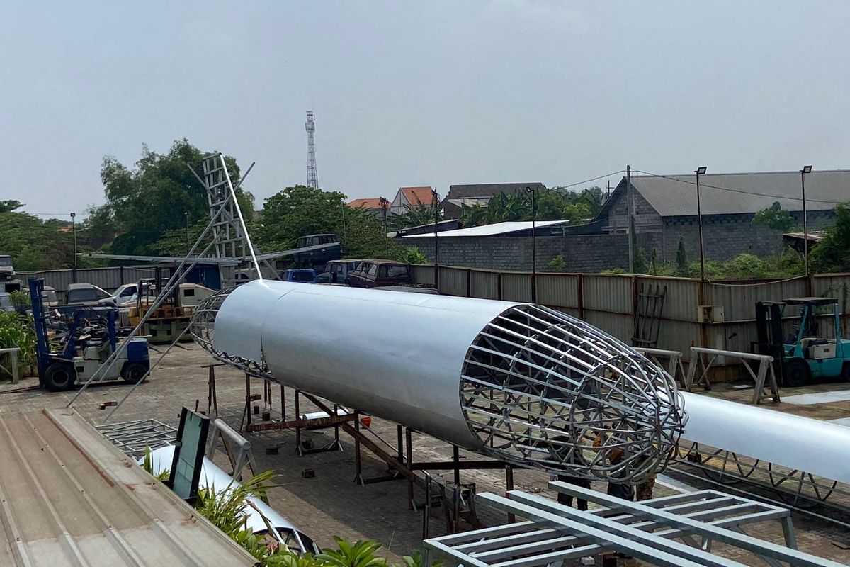 Replika pesawat tempur Il-28 yang dibuat perusahaan otomotif modifikasi PT Inti Maju Cemerlang di Sidoarjo