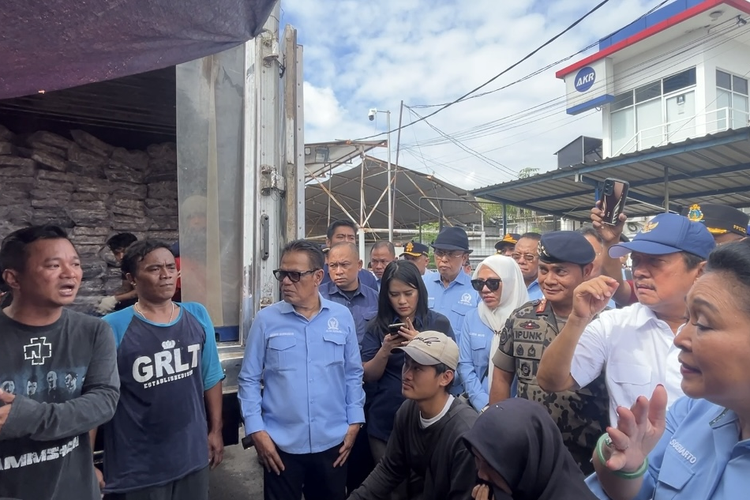 Ketua Komisi IV DPR RI Titiek Soeharto bersama Menteri Kelautan dan Perikanan Sakti Wahyu Trenggono saat berbincang dengan nelayan di Dermaga Kali Asin, Muara Angke, Jakarta Utara, Selasa (3/2/2026).