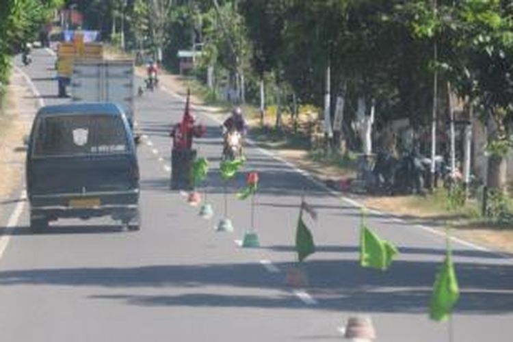 Pungutan amal di jalan raya Kabupaten Bangkalan, mengganggu pemudik menjelang hari raya. 