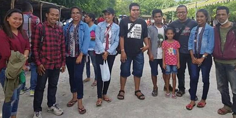 Pengunjung Pantai Oa, Kecamatan Wulanggitang, Kabupaten Flores Timur, Nusa Tenggara Timur (NTT). Dari kota Larantuka, jaraknya sekitar 50 kilometer. 