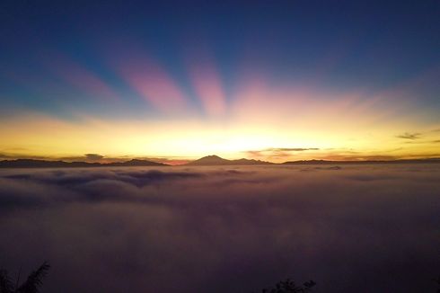 Wisata Stone Park Turunan Gunungkidul, Indahnya Sunrise di Atas Lautan Awan