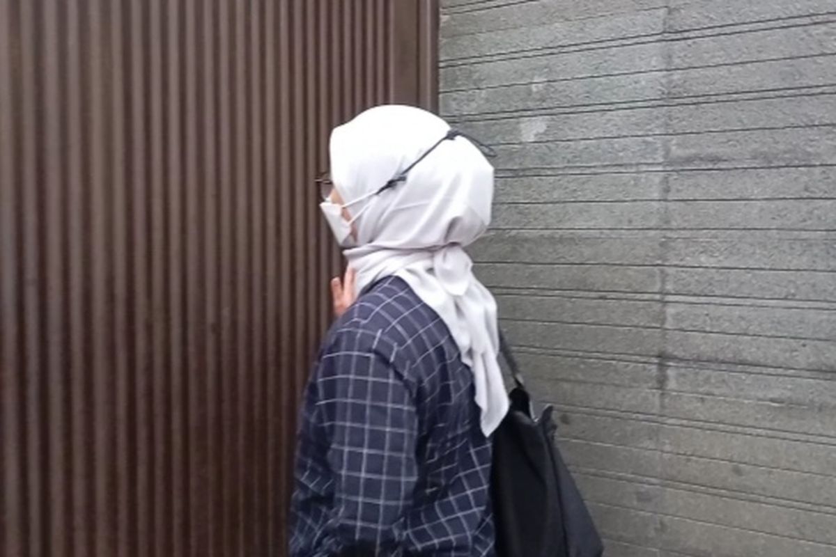 Lia Endiani, anggota Timses Ridwan Kamil di Pilgub Jabar 2018 sekaligus mantan Tim Akselerasi Pembangunan (TAP) Jabar mendatangi kediaman Ridwan Kamil di Jalan Gunung Kencana, RT06/RW06, Kelurahan Ciumbuleuit, Kecamatan Cidadap, Kota Bandung, Senin (10/3/2025) sore.