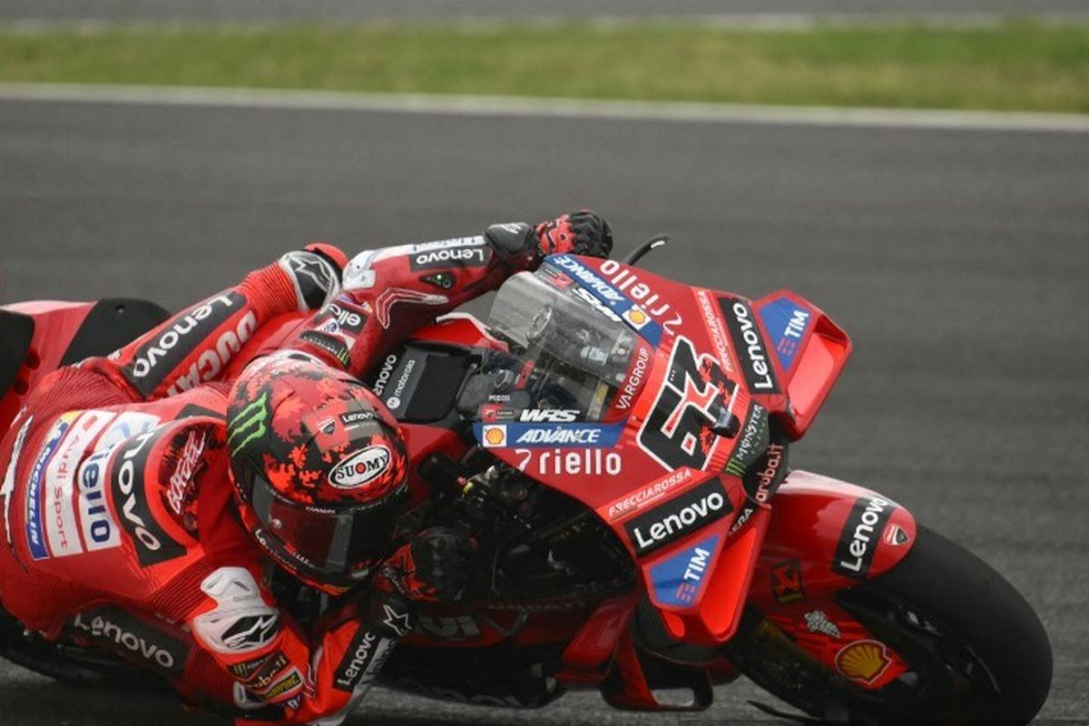 Aksi pebalap Ducati Lenovo Team, Francesco Bagnaia, selama balapan MotoGP Argentina 2025 di Sirkuit Termas de Rio Hondo di Santiago del Estero, Argentina pada 16 Maret 2025. Terkini, Bagnaia menjadi pemenang MotoGP Amerika 2025 di Circuit of the Americas (COTA), 30 Maret 2025. (Photo by Luis ROBAYO / AFP)