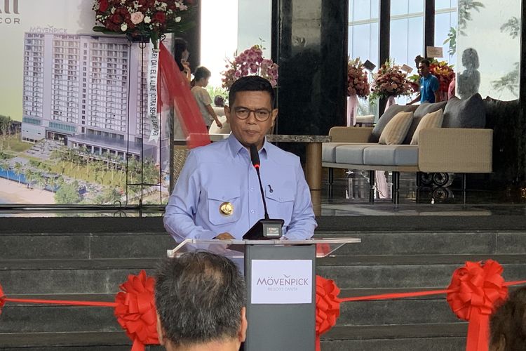 Gubernur Banten Andra Soni saat menghadiri pembukaan Movenpick Resort Carita pada Minggu (17/5/2026).