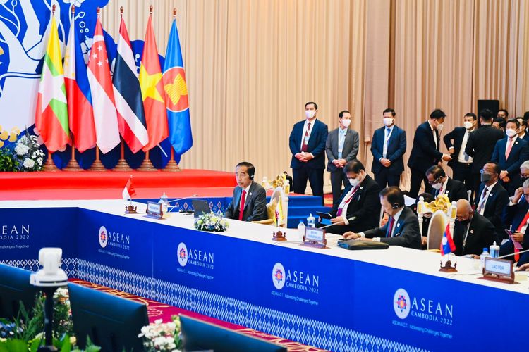 Presiden Joko Widodo saat mengikuti Sidang Pleno Konferensi Tingkat Tinggi (KTT) ASEAN di Phnom Penh, Kamboja, Jumat (11/11/2022).