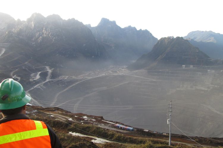 Pemandangan area tambang Grasberg Mine di Kabupaten Mimika, Papua, yang dikelola oleh PT Freeport Indonesia, Minggu (15/2). Lubang menganga sedalam 1 kilometer dan berdiameter sekitar 4 kilometer itu telah dieksploitasi Freeport sejak 1988. Hingga kini, cadangan bijih tambang di Grasberg Mine tersisa sekitar 200 juta ton dan akan benar-benar habis pada 2017 nanti.

Kompas/Aris Prasetyo (APO)
15-02-2015     