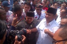 Tiba dengan Heli, Prabowo Ditunggu Warga yang Ingin Shalat Jumat Bareng