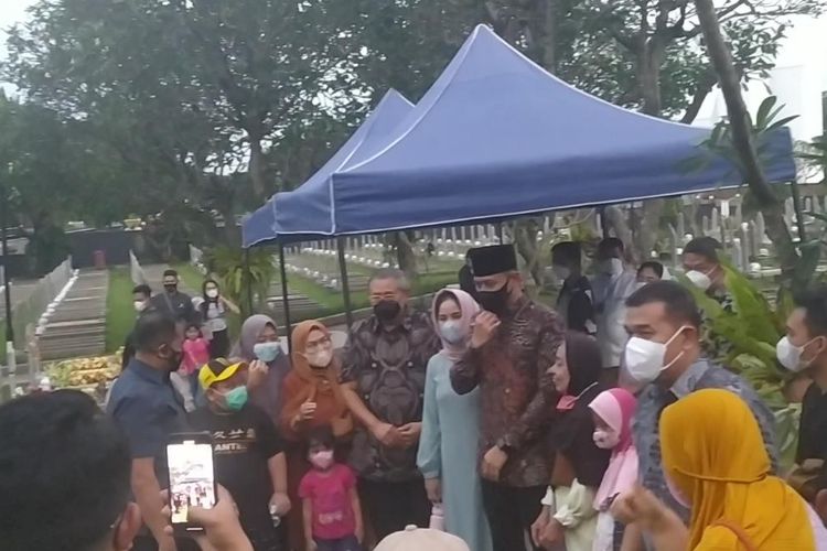 Beberapa warga di TMP Kalibata berfoto bersama Presiden Ke-6 Republik Indonesia (RI) Susilo Bambang Yudhoyono (SBY) dan anaknya Agus Harimurti Yudhoyono (AHY) di TMP Kalibata, Jakarta, Selasa (3/5/2022).