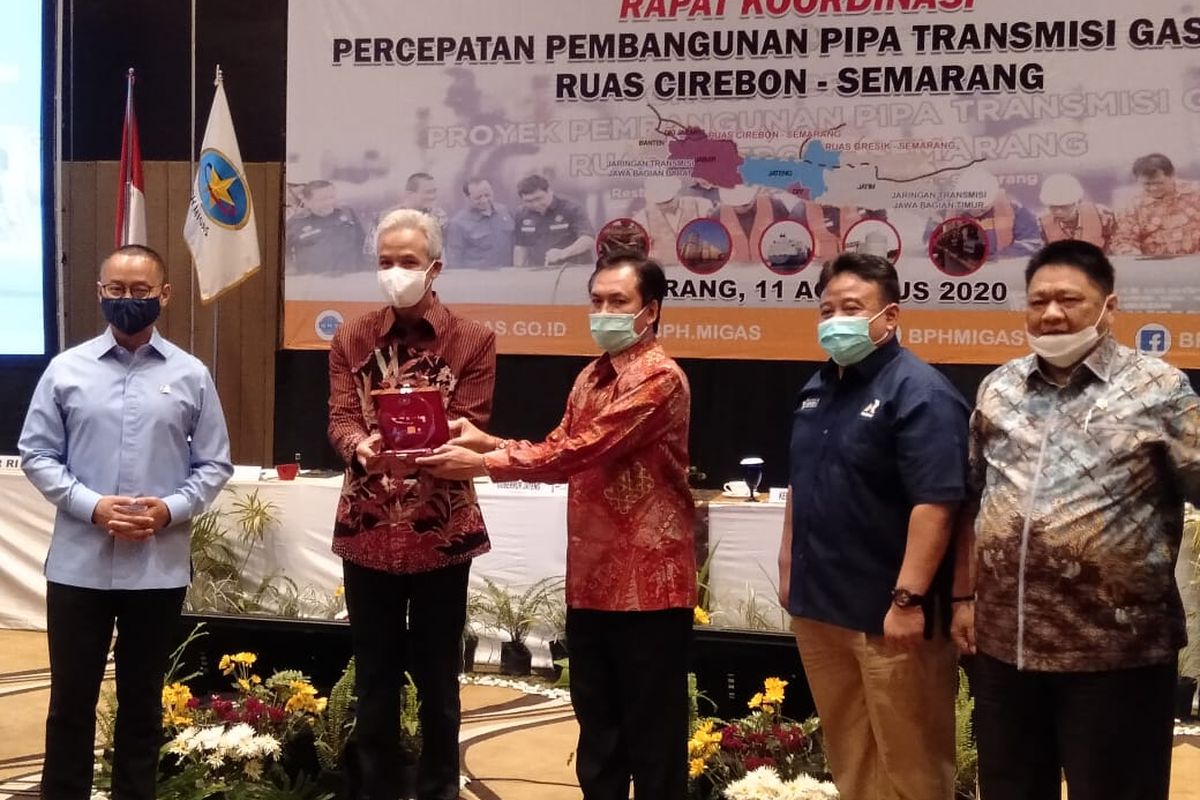 Gubernur Jawa Tengah Ganjar Pranowo saat menghadiri rapat koordinasi percepatan pembangunan pipa transmisi gas bumi ruas Cirebon Semarang di Hotel Po, Semarang, Selasa (11/8/2020).