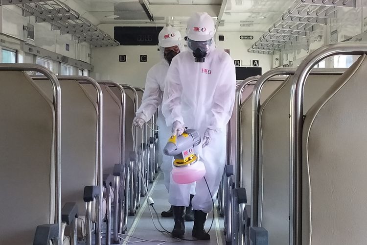 Petugas melakukan sterilisasi gerbong kereta api dengan menggunakan bahan pestisida di Depo Kereta Api Purwokerto, Jawa Tengah, Sabtu (14/3/2020).