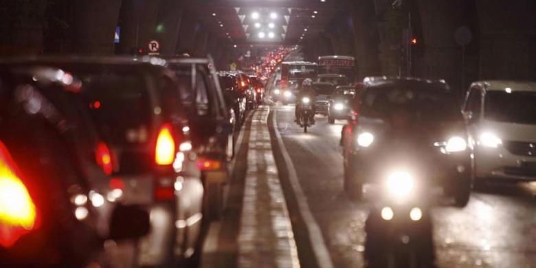 Kemacetan panjang di jalan Pangeran Antasari dari arah Blok M menuju Cipete, Jakarta Selatan, yang tengah dibangun jalan layang non tol, Jumat (4/1/2013