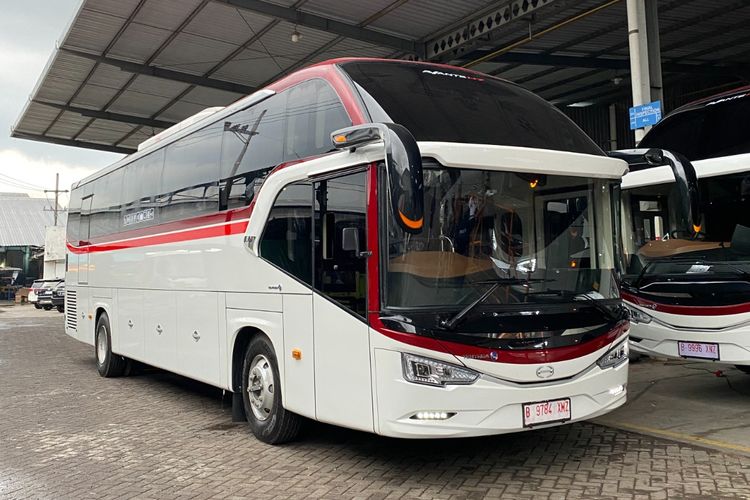 Hino serahkan 100 unit bus baru ke Primajasa di GIIAS 2025