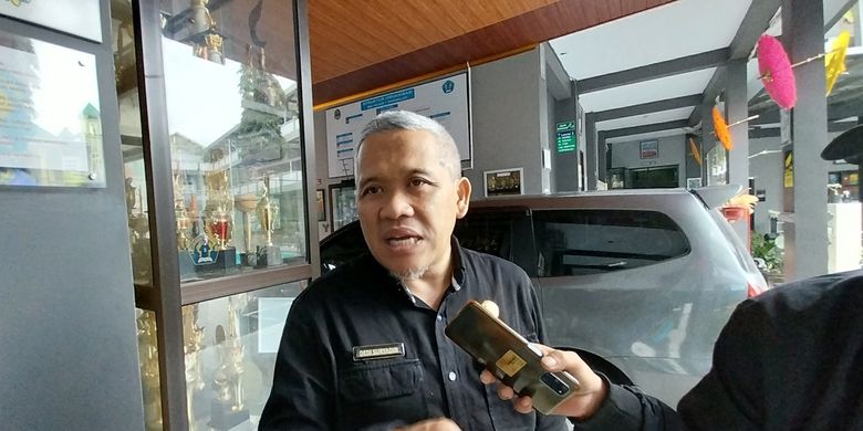 Kepala Kantor Cabang Dinas (KCD) Pendidikan Provinsi Jawa Barat (Jabar) Wilayah XII/Tasikmalaya Dedi Suryadin di SMAN 5 Tasikmalaya, Kamis (13/7/2023).
