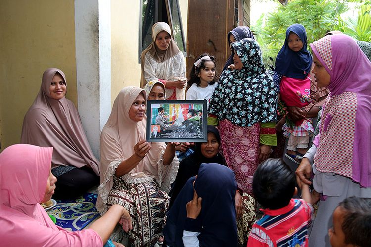 suasana di rumah duka orang tua almarhum Rina Muharrami, di Desa Cot Rumpun, Kecamatan Montasik, Kabupaten Aceh Besar saat melihat foto Bukhari menggantikan anaknya pada acara wisuda yang diserahkan oleh pihak rektorat UIN, Kamis (28/02/2019).