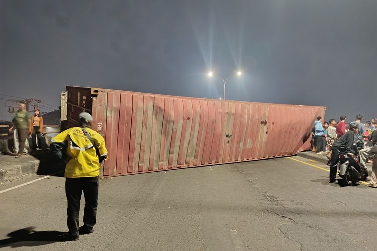 Truk Muatan Limbah Kertas Terbalik di Flyover Kranji, Evakuasi Tunggu Lalu Lintas Sepi
