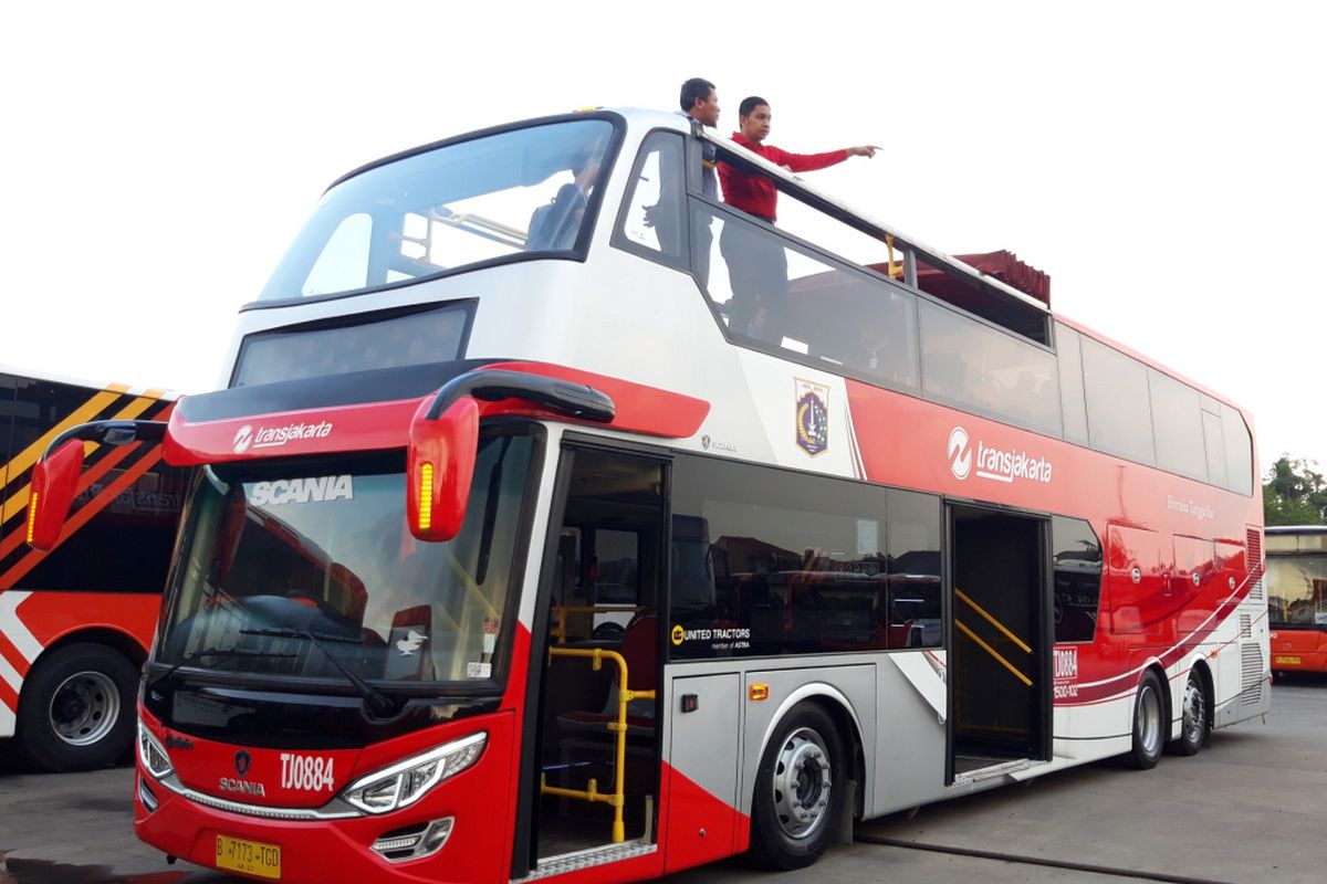 Satu unit bus tingkat yang disediakan khusus oleh PT Transjakarta untuk digunakan dalam pawai kemenangan Persija Sabtu (15/12/2018) nanti. Bus saat ini berada di Kantor Pusat Transjakarta, Cawang, Jakarta Timur, Kamis (13/12/2018)