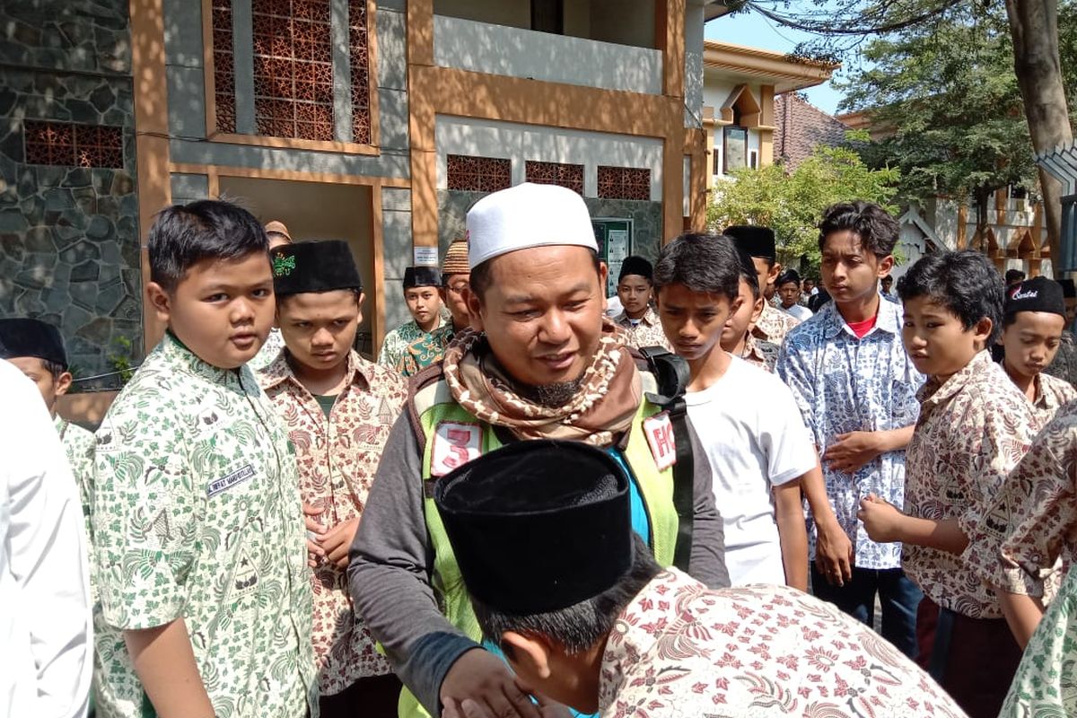 Yunus, Alumni Pesantren Tebuireng yang pergi haji dengan bersepeda dan memulai perjalanannya pada 7 Juli 2022. Dalam perjalanan kembali ke rumah, Yunus singgah di Pondok Pesantren Tebuireng, Jombang, Jawa Timur, Kamis (7/9/2023).