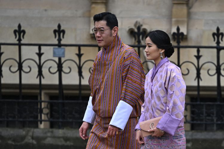 Bhutan's King Jigme Khesar Namgyel Wangchuck and wife Jetsun Pema arrive at Westminster Abbey in central London on May 6, 2023, ahead of the coronations of Britain's King Charles III and Britain's Camilla, Queen Consort. - The set-piece coronation is the first in Britain in 70 years, and only the second in history to be televised. Charles will be the 40th reigning monarch to be crowned at the central London church since King William I in 1066. Outside the UK, he is also king of 14 other Commonwealth countries, including Australia, Canada and New Zealand. Camilla, his second wife, will be crowned queen alongside him, and be known as Queen Camilla after the ceremony. (Photo by Paul ELLIS / AFP)