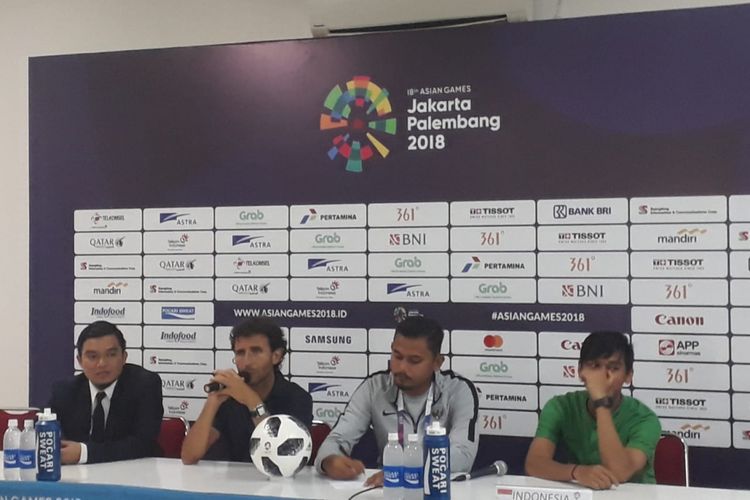 Pelatih timnas U-23 Indonesia, Luis Milla (2 dari kiri), memberikan keterangan pers usai timnya menang 3-1 atas Hong Kong dalam laga terakhir penyisihan Grup A Asian Games 2018.
