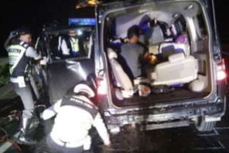 Kecelakaan maut yang melibatkan sebuah mobil Daihatsu Luxio dan truk terjadi di Tol Cipali, Majalengka, Jawa Barat, Minggu (15/1/2017) sekitar pukul 02.30 WIB.