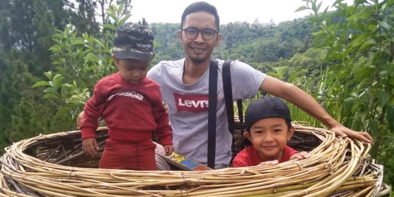 Wisatawan berfoto di spot sangkar burung di obyek wisata Buntul Rintis, di  Desa Tensaren, Kecamatan Bebesen, Kabupaten Aceh Tengah, Aceh.