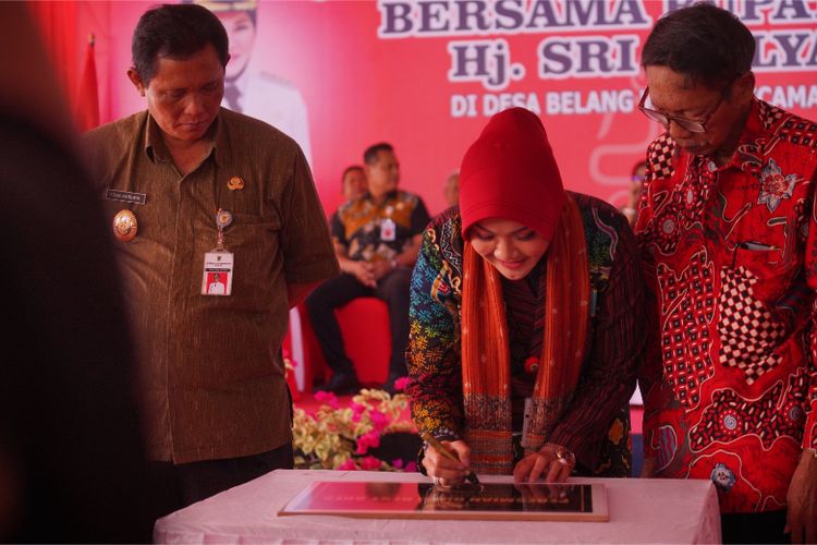 Penandatanganan prasasti peresmian rest area ruko oleh Bupati Klaten Sri Mulyani di ajang Sambang Warga di Desa Belang Wetan, Klaten Utara, Kamis (7/9/2023) 
