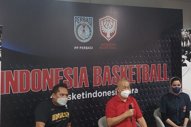 Manajer timnas bola basket Indonesia Jeremy Imanuel Santoso (kiri), Ketua Umum Perbasi Danny Kosasih (tengah) dan Sekjen Perbasi Nirmala Dewi (kanan) dalam konferensi pers menjelang FIBA Asia Cup 2022 di GBK Arena, Jakarta, Senin (11/7/2022). 