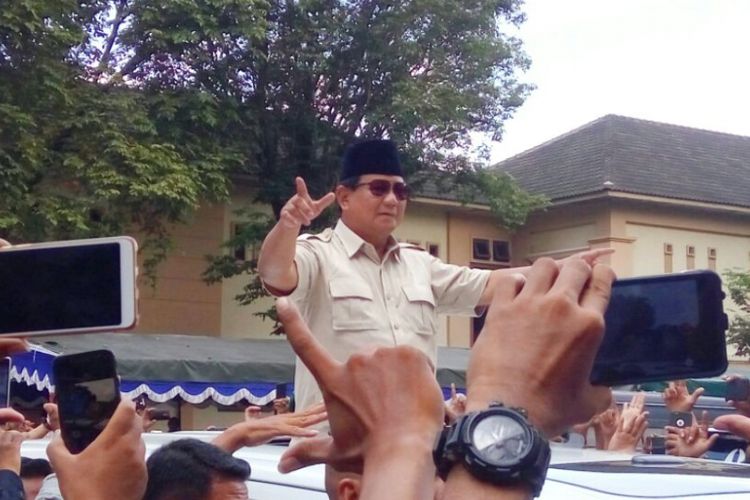 Calon Presiden nomor urut 02, Prabowo Subianto saat tiba di  Grand Pacific Hall , Jalan Magelang, Sleman, Rabu (27/2/2019).