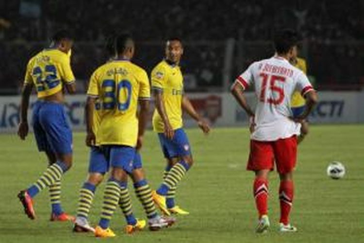 Pemain Arsenal, Theo Walcott (tengah) usai memasukkan bola untuk keunggulan Arsenal dari tim Indonesia Dream Team saat pertandingan persahabatan di Stadion Utama Gelora Bung Karno Jakarta Pusat, Minggu (14/7/2013).