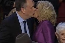 Foto Viral Istri Joe Biden Cium Bibir Suami Wapres AS Kamala Harris