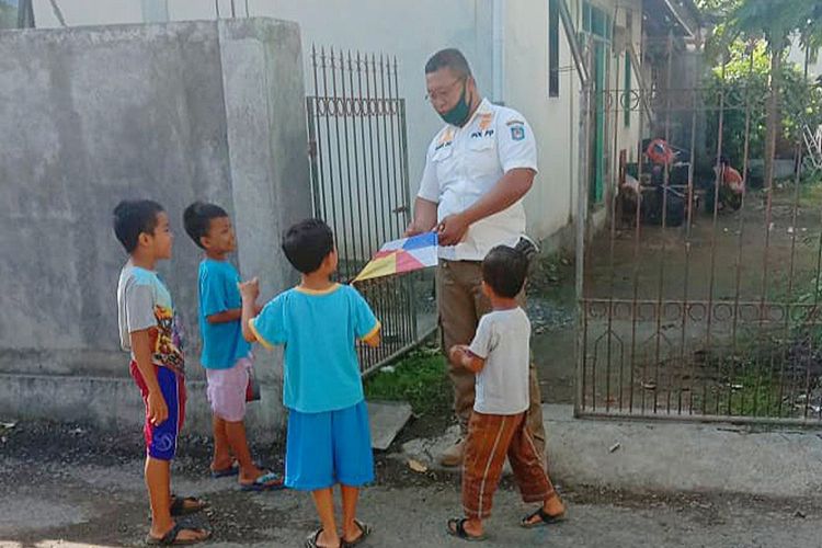Patroli Satpol PP Kota Mataram mengimbau anak-anak agar tidak bermain layangan di dekat jalan raya