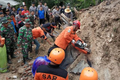 Satu Keluarga yang Tewas Tertimbun Longsor di Pacitan Ditemukan Berdekatan