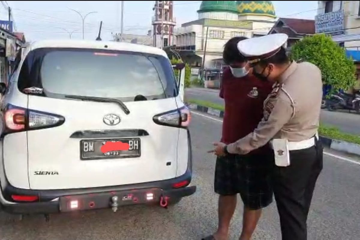 Polisi Lalu Lintas Polres Inhu menilang mobil yang menggunakan bumper tanduk berlampu silau, Sabtu (22/1/2022).