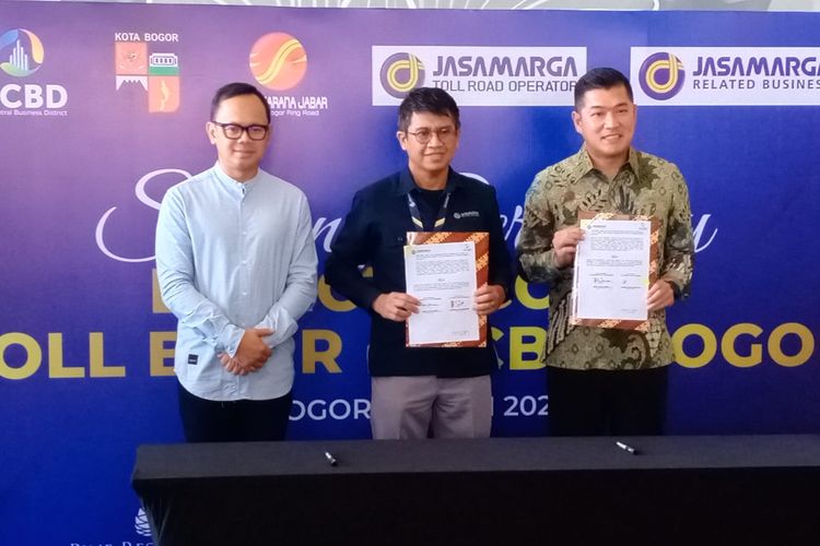 Wali Kota Bogor Bima Arya Sugiarto (kiri), Direktur Utama JMRB Denny Abdurachman (tengah), dan CEO Olympic Bangun Persada Norman Edward Sebastian (kanan), berfoto bersama usai penandatanganan kerja sama peningkatan kapasitas akses menuju OCBD, di Marketing Gallery OCBD, Bogor, Selasa (20/6/2023).