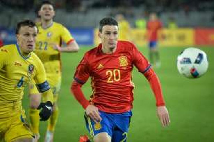 Aritz Aduriz membela tim nasional Spanyol saat melawan Rumania pada partai uji coba di Cluj Napoca, 27 Maret 2016.