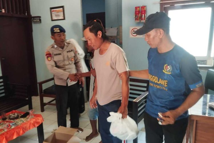 Bagus Triyono, asal Pati, Jawa Tengah, ABK KM Berkah Aminah 2 kapal nelayan tuban yang ditemukan selamat dijemput oleh petugas Satpolairud Polres Tuban untuk di bawa pulang ke keluarganya.