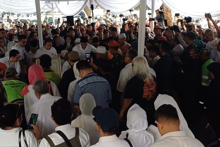 Jenazah Titiek Puspa Dimakamkan, Dikawal Polisi dan TNI