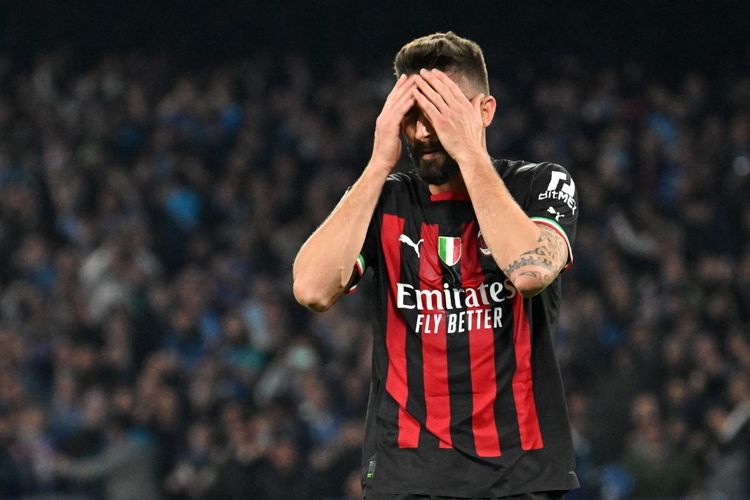 Bomber AC Milan, Olivier Giroud, bereaksi setelah gagal menuntaskan penalti ke gawang Napoli. Partai Liga Champions Napoli vs AC Milan tersebut bergulir di Stadion Diego Armando Maradona, Naples, Italia, pada Rabu (19/4/2023) dini hari WIB.