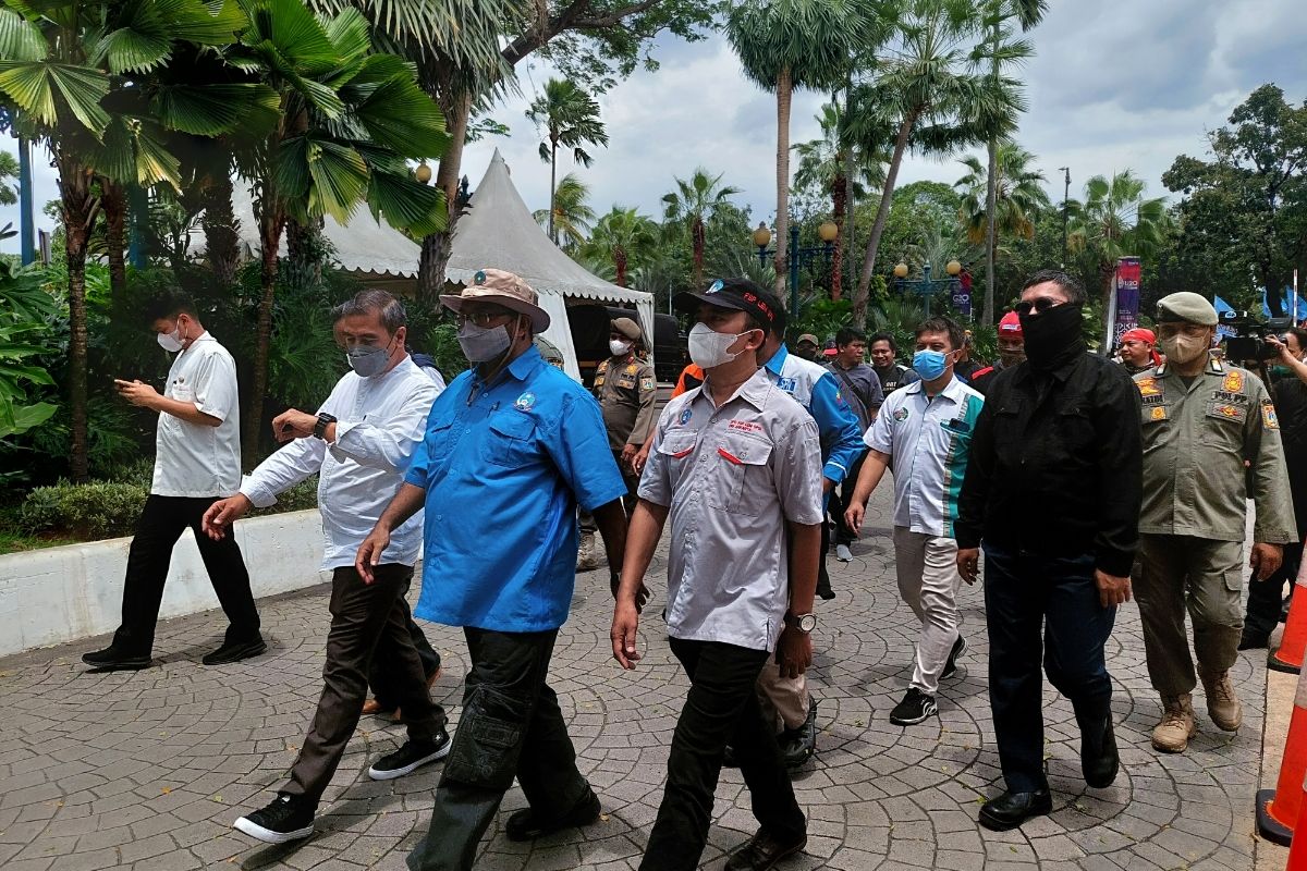 Suasana saat perwakilan buruh yang menggelar unjuk rasa di depan Gedung Balai Kota DKI Jakarta, Jakarta Pusat, Jumat (18/11/2022), ketika akan menemui pihak Pemprov DKI Jakarta.