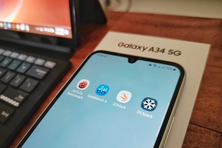Ilustrasi Galaxy A34 5G dengan empat aplikasi benchmark.
